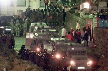 Συμπλοκές μεταξύ αστυνομικών και προτεσταντών στη Β.Ιρλανδία