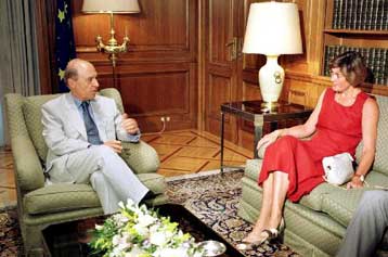 Επικίνδυνη η Ελλάδα κατά τους Βρετανούς βουλευτές – H χήρα Σόντερς στον πρωθυπουργό