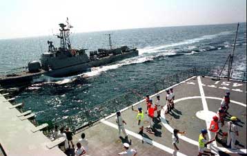 Με επίδειξη πολεμικών πλοίων στο Σαρωνικό έληξε η Ναυτική Εβδομάδα 2000