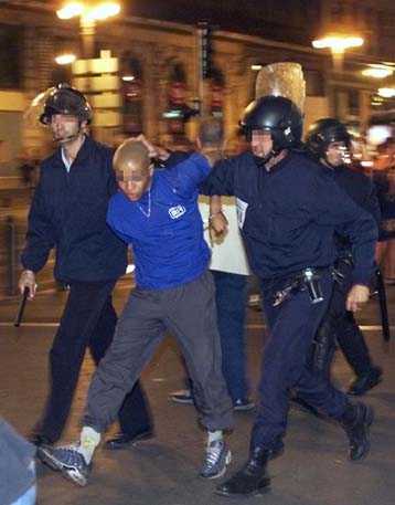 Υπερβάλλων ζήλος της αστυνομίας σε άτομα με ειδικές ανάγκες και εκπροσώπους του Τύπου