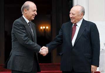 Συνάντηση Σημίτη, Κληρίδη στο Μαξίμου – Νέες προκλήσεις Ντενκτάς