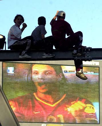 Καμπάνες της UEFA σε Γκόμεζ, Ζαβιέ και Μπέντο