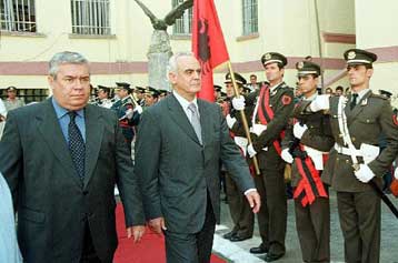 Τραυματίστηκε σε τροχαίο ο Αλβανός υπουργός Αμυνας