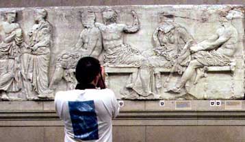 Ξεκίνησε ο κολυμβητικός μαραθώνιος του Στόκντεϊλ υπέρ της επιστροφής των Γλυπτών