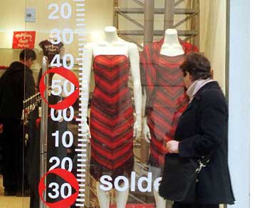 Αρχίζουν από σήμερα οι δίμηνες θερινές εκπτώσεις