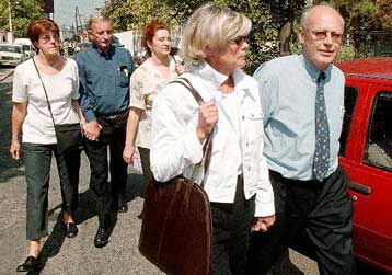 Παρατείνεται για ένα μήνα η κράτηση των τεσσάρων Δυτικών στη Γιουγκοσλαβία