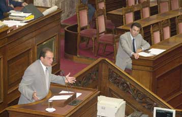 Στα διαπλεκόμενα επανέρχεται η ΝΔ – Καταγγελία για σύμβαση-σκάνδαλο της Ιντρακόμ