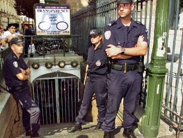 Ξεκίνησαν οι έρευνες για τα αίτια του ατυχήματος στο μετρό του Παρισιού