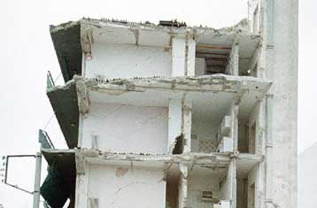 Χωρίς τα νόμιμα έγγραφα τα περισσότερα κτίρια που κατέρρευσαν στο σεισμό της Αθήνας