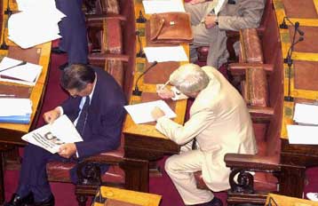 Συζητείται στη Βουλή το ν/σ για την αντικατάσταση της δραχμής από το ευρώ