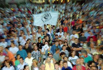 Δυναμική συγκέντρωση του Κοστούνιτσα – Ανησυχητική η ηρεμία του καθεστώτος