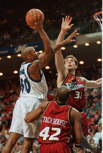 Ανταλλαγή πέντε παικτών μεταξύ Ντιτρόιτ – Ντάλας