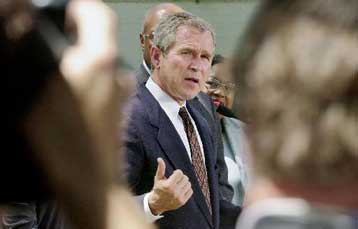 Οριακό προβάδισμα στον Μπους δίνει νέα δημοσκόπηση – Κορυφαίος επικοινωνιολόγος σύμβουλος του Γκορ