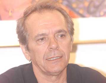 Μαντζουράνα στο κατώφλι – Γάιδαρος στα κεραμίδια του Θεάτρου Πέτρας