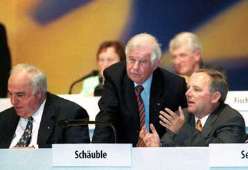 Ο Σόιμπλε δεν ξεκαθάρισε τα πράγματα για τα σκάνδαλα του Κολ