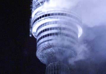 Φόβοι για τρεις νεκρούς στο φλεγόμενο πύργο Οστανκίνο