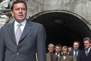 Υποσχέσεις για την καταπολέμηση του νεοναζισμού στη Γερμανία δίνει ο Σρέντερ