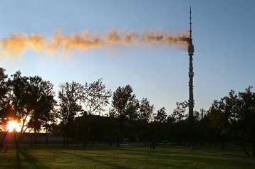 Κρίσιμες ώρες για τους τέσσερις εγκλωβισμένους στο φλεγόμενο πύργο της Μόσχας