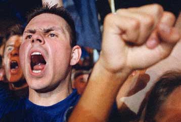 Eπεισόδια συνοδεύουν την προσχώρηση στο VMRO βουλευτών της κυβέρνησης της ΠΓΔΜ