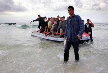 Εντοπίστηκε ένας ακόμη επιζών από το ναυάγιο στις τουρκικές ακτές – Αγνοούνται 17 λαθρομετανάστες