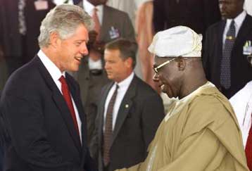 Η προώθηση της δημοκρατίας στόχος της επίσκεψης Κλίντον στη Νιγηρία