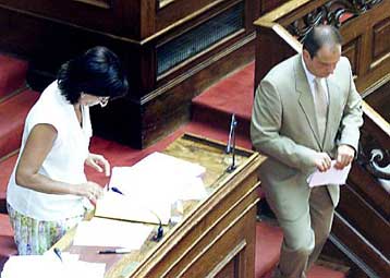 Αυξάνονται σε 14.000 οι συμβασιούχοι που μονιμοποιούνται στο Δημόσιο