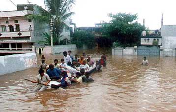 Σε 136 ανέβηκε ο αριθμός των νεκρών από τις πλημμύρες στη νότια Ινδία