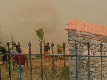 Δεκαεπτά πύρινα μέτωπα σε ολόκληρη τη χώρα – Αυτοκριτική ζητά από την κυβέρνηση η αντιπολίτευση