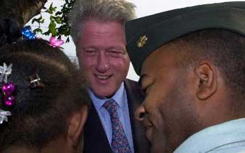 Η ενίσχυση της αμερικανικής επιρροής στην Αφρική στόχος της περιοδείας Κλίντον στη Μαύρη Ηπειρο