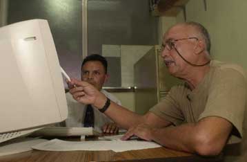 Αναβάλλεται προσωρινά η παρακολούθηση των e-mail στη Βρετανία