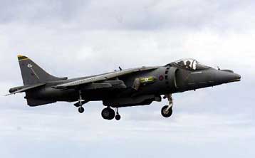 Σώο το πλήρωμα πολεμικού αεροσκάφους που κατέπεσε στη Βρετανία