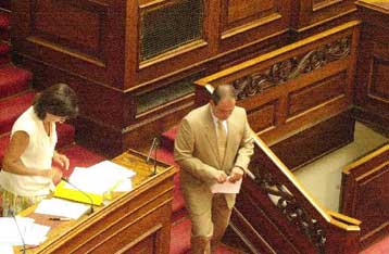 Τρεις τροποποιήσεις στο υπό συζήτηση νομοσχέδιο για το Δημόσιο από τη Β.Παπανδρέου