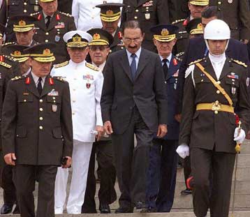 Επέμβαση των Τούρκων στρατηγών υπέρ Ετζεβίτ στην κόντρα με τον Σεζέρ