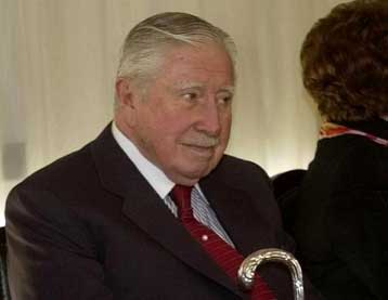Ο Πινοσέτ σπάει την απομόνωσή του με μια σιωπηλή δημόσια εμφάνιση