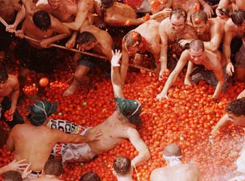 Αναβίωσε και φέτος το έθιμο του τοματοπόλεμου στην Ισπανία