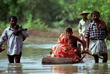 Εβδομήντα νεκροί από πλημμύρες στη νότια Ινδία – Χιλιάδες Ινδοί στο νοσοκομείο από κατανάλωση μολυσμ