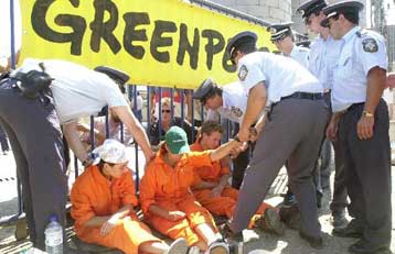 Συνελήφθη και ο υπεύθυνος των εκστρατειών της ελληνικής Greenpeace