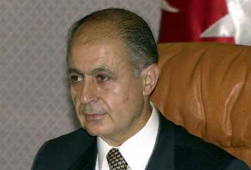 Παράκαμψη του Σεζέρ επιχειρεί ο Ετζεβίτ για το διάταγμα δίωξης των ισλαμιστών από το Δημόσιο