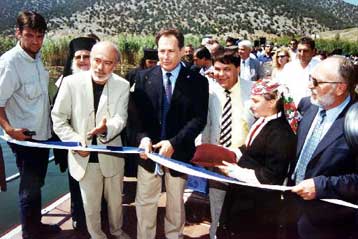 Εγκαινιάστηκε η πλωτή πεζογέφυρα στις Πρέσπες