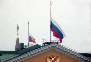 Η Ρωσία πενθεί για το Kursk, την ώρα που συζητείται η ανέλκυσή του