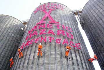 Δώδεκα συλλήψεις μελών της Greenpeace για τη διαμαρτυρία στις εγκαταστάσεις της Σόγια Ελλάς