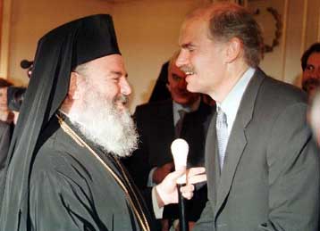 Διαρροές σημειώνονται στον ανένδοτο αγώνα της Εκκλησίας – Συνάντηση Χριστόδουλου – Παπανδρέου