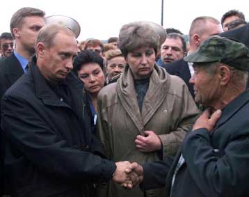 Συνάντηση Πούτιν με τους συγγενείς των 118 θυμάτων του Kursk