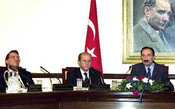 Συνομιλίες Ετζεβίτ με τους κυβερνητικούς εταίρους για το διάταγμα που αρνείται να υπογράψει ο Σεζέρ