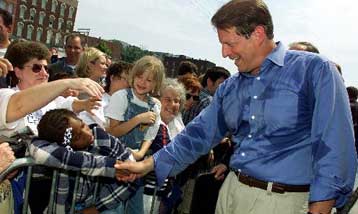 Κόντρα Μπους και Γκορ για το στρατό – Προηγούνται οι Δημοκρατικοί στις δημοσκοπήσεις