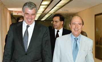 Φοροελαφρύνσεις ύψους 250-300 δισ. δρχ. εισηγείται το οικονομικό επιτελείο στον Κ.Σημίτη