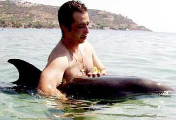Ενα δελφίνι στη Νέα Αγχίαλο παλεύει να κρατηθεί στη ζωή