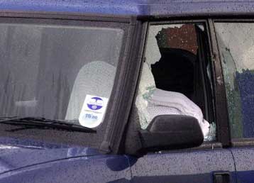 Η βρετανική μπότα επιστρέφει στο Μπέλφαστ μετά τη νέα έκρηξη βίας