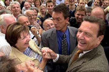 Ο Σρέντερ στην ανατολική Γερμανία με ανεργία και ρατσιστική βία στις αποσκευές του