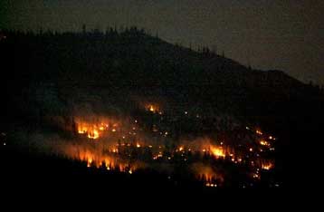 Στις φλόγες για άλλη μια ημέρα οι ΗΠΑ